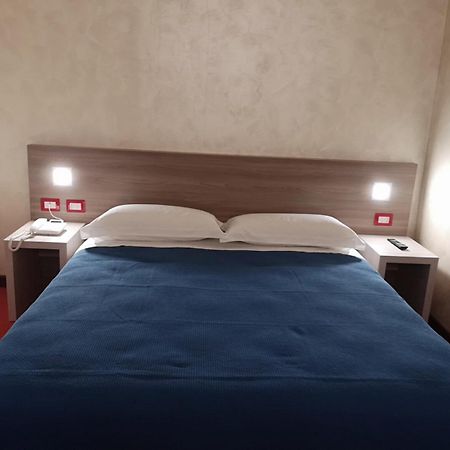 Hotel Italia Dormelletto Bagian luar foto