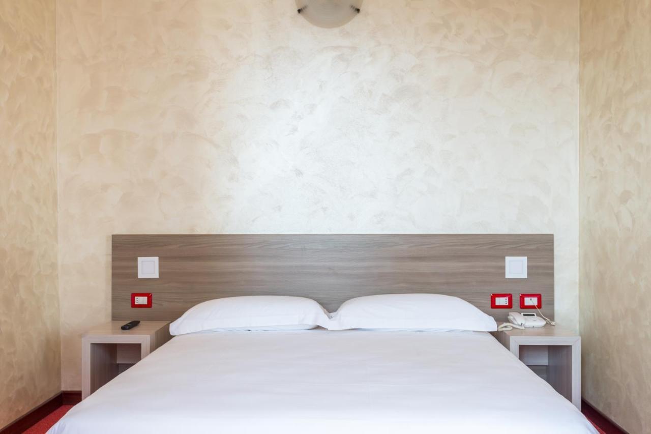 Hotel Italia Dormelletto Bagian luar foto
